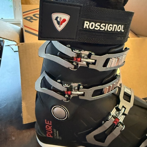 Rossignol Black and Silver Winter Boots with Adjustable Buckles - Picture 3 of 9